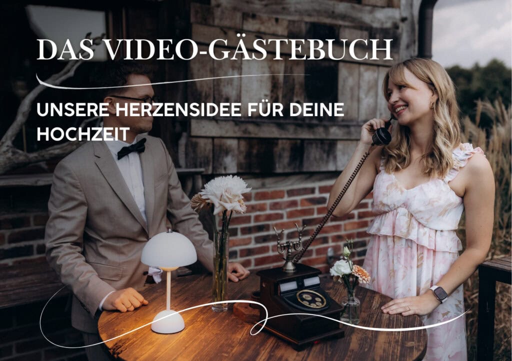 Ein Mann im Anzug und eine Frau im Blumenkleid stehen lächelnd an einem Tisch mit einem alten Telefon und werben in deutscher Sprache für ein Video-Gästebuch für Hochzeiten.