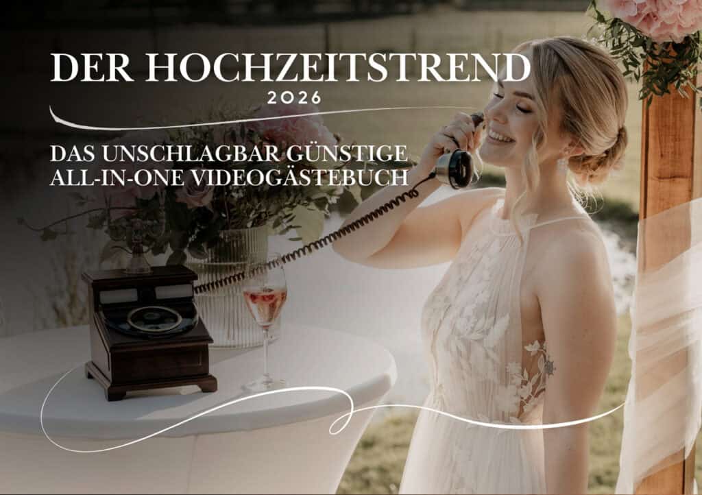 Eine Braut im Spitzenhochzeitskleid lächelt, während sie an einem Tisch mit Blumen und einem Getränk in ein Vintage-Telefon spricht, unter einem Text, der für den Hochzeitstrend 2026 und den neuesten Hochzeitsvideo-Gästebuch-Trend auf Deutsch wirbt.